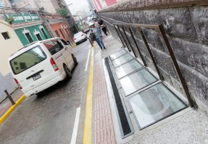 IHAH coloca Ventana Arqueológica para mostrar antiguo empedrado en la Avenida Cervantes